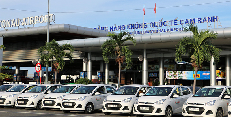 Hành Trình Bắt Đầu Từ Cánh Cửa Máy Bay