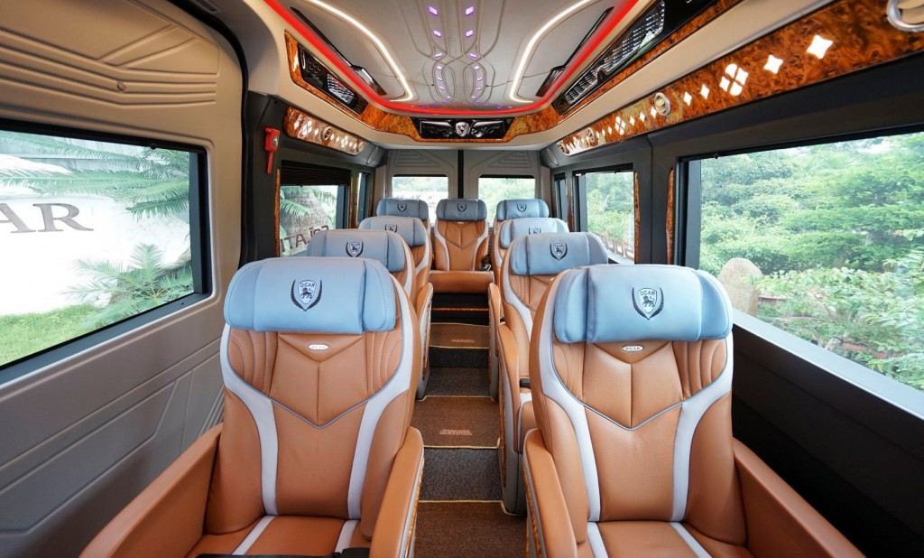 Không gian riêng tư và sự thoải mái tuyệt đối với Xe 12 Chỗ Limousine